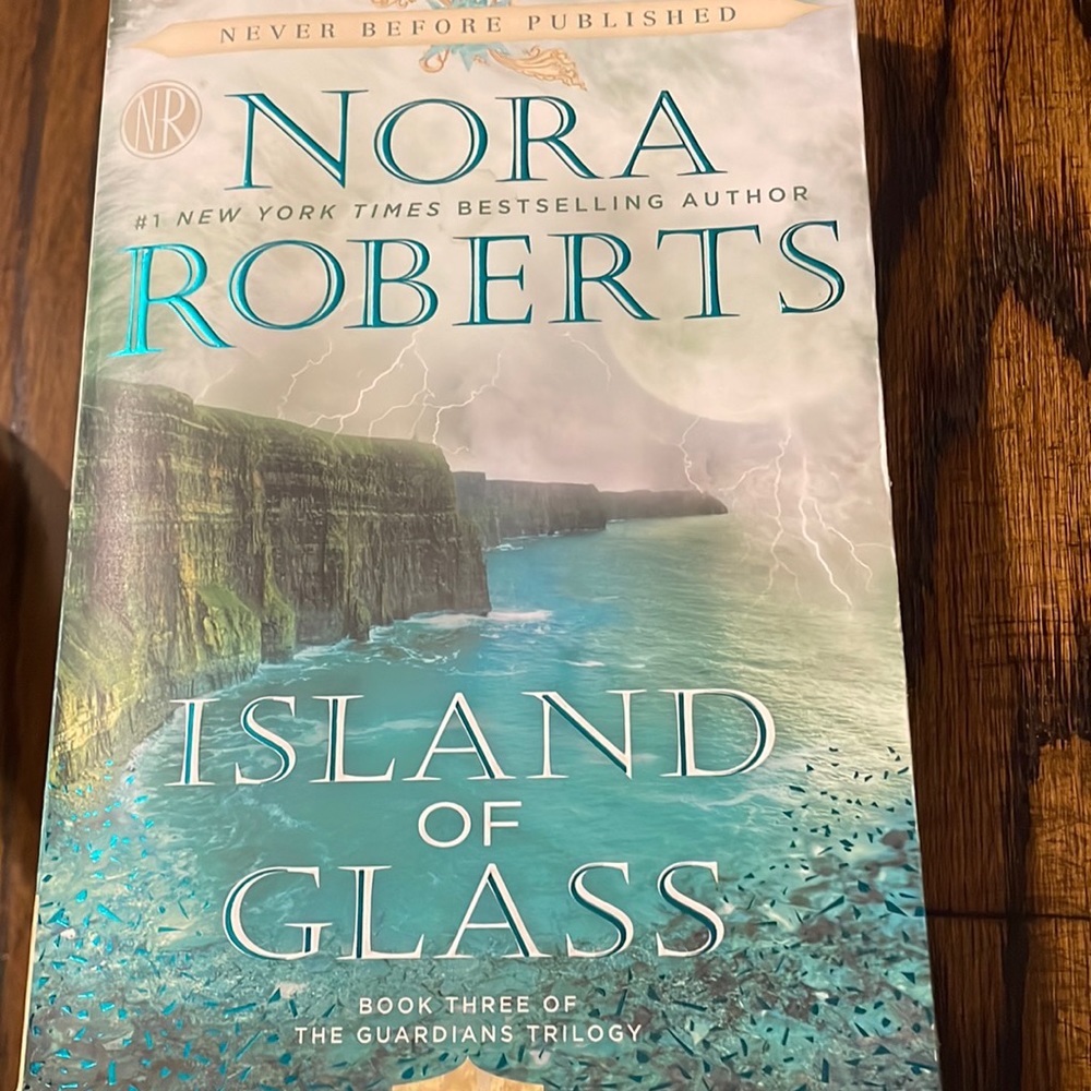 Book by Nora Roberts. Island of glass